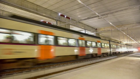 Un tren circula por una estación