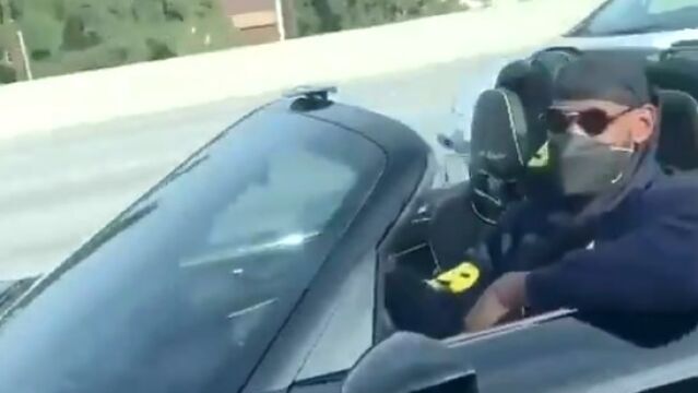 LeBron James, en su Porsche 918 Spyder de un millón de dólares