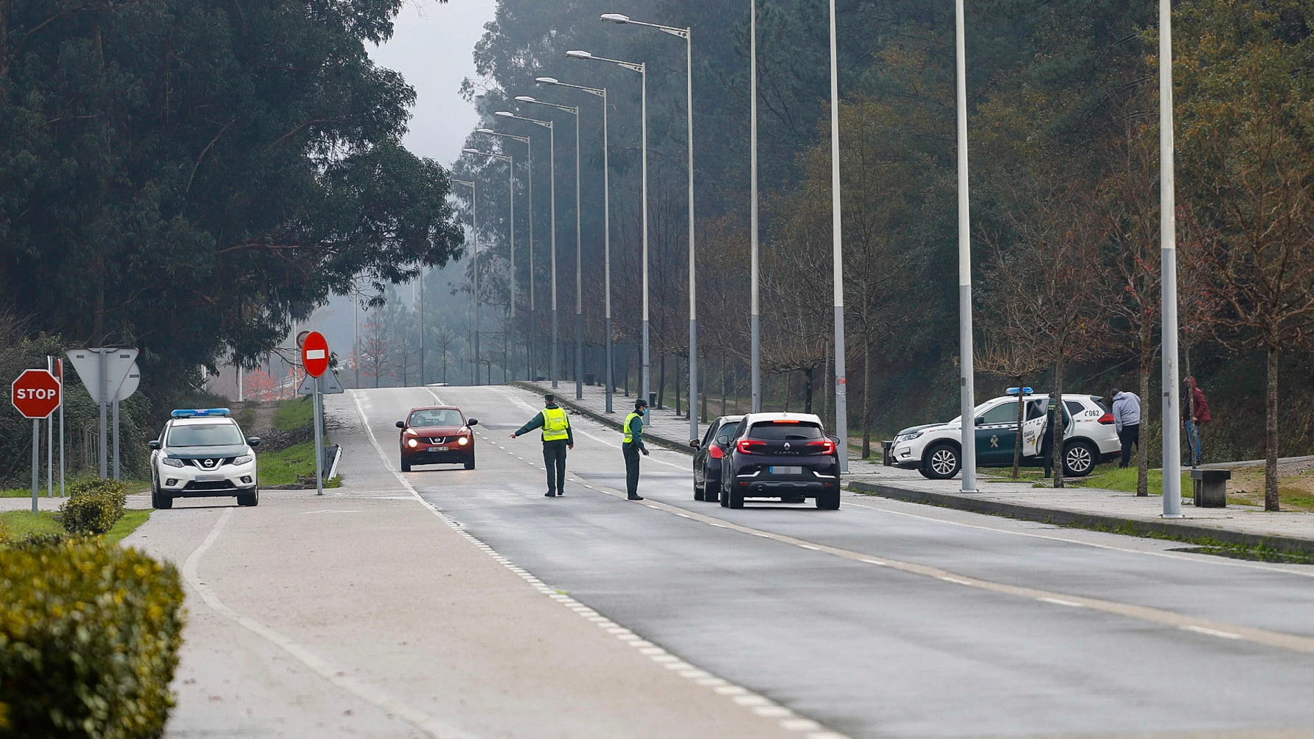 Un control policial en la frontera de Galicia con Portugal, en Tomiño, en la carretera de acceso al puente internacional que comunica Goian y Vila Nova de Cerveira