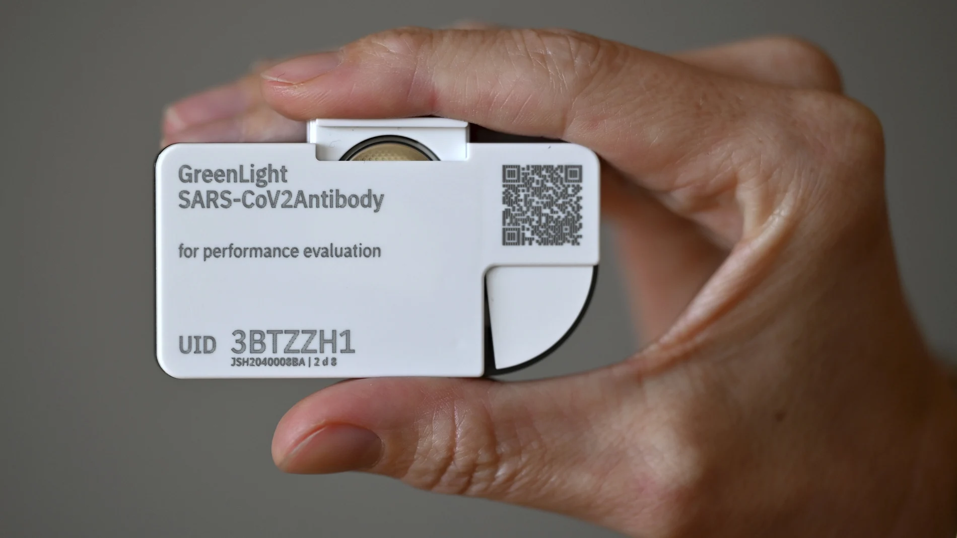 "La difícil interpretación de los resultados de estas pruebas de detección rápida de anticuerpos para autodiagnóstico puede generar una angustia innecesaria y una mayor sobrecarga de un sistema sanitario", dicen los microbiólogos. (Martin Schutt/dpa-Zentralbild/dpa via AP)