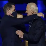 El presidente electo Joe Biden, abraza a su hijo Hunter Biden, en Wilmington, Delaware