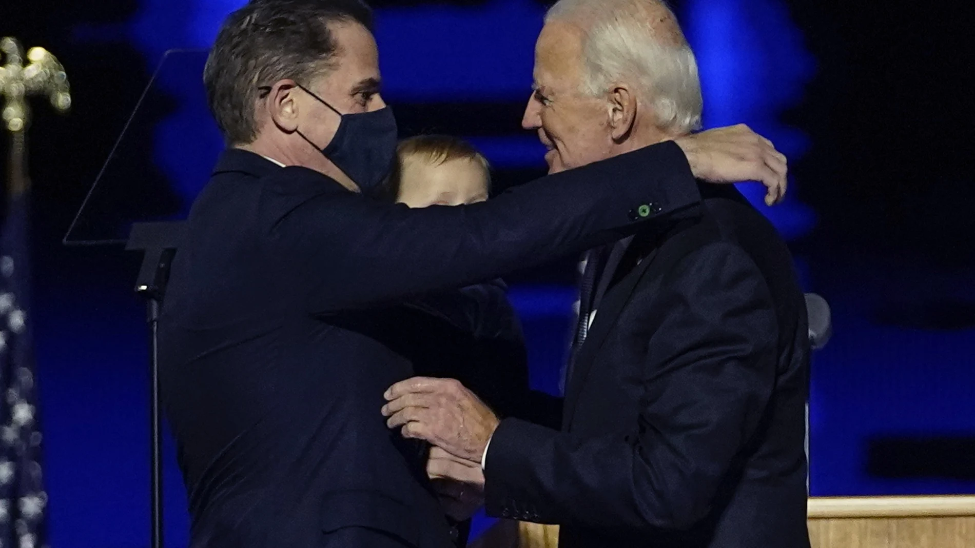 El presidente electo Joe Biden, abraza a su hijo Hunter Biden, en Wilmington, Delaware