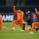 Los jugadores del PSG y del Estambul Basaksehir pusieron la rodilla en el suelo contra el racismo antes de reanudar el partido