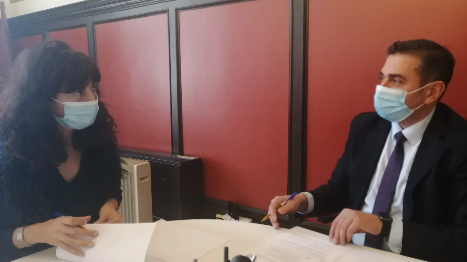 La concejal Ana Redondo y Pablo Parrilla, de las agencias de viajes, firman el acuerdo