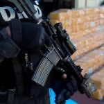 Un policía custodia un cargamento de más de una tonelada de drogas, presumiblemente cocaína, en Santo Domingo en una foto de archivo
