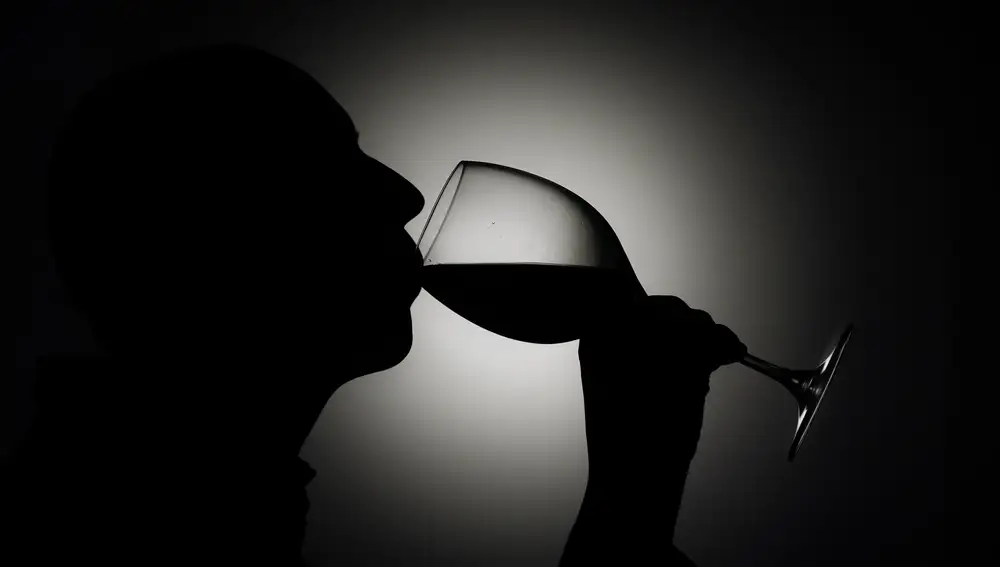 Una persona bebe una copa de vino