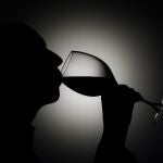 Una persona bebe una copa de vino