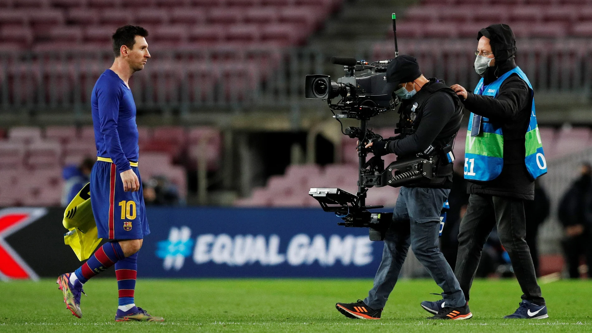 Messi se retira desolado tras caer 0-3 ante la Juventus