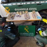 Efectivos de la Guardia Civil con el material incautado