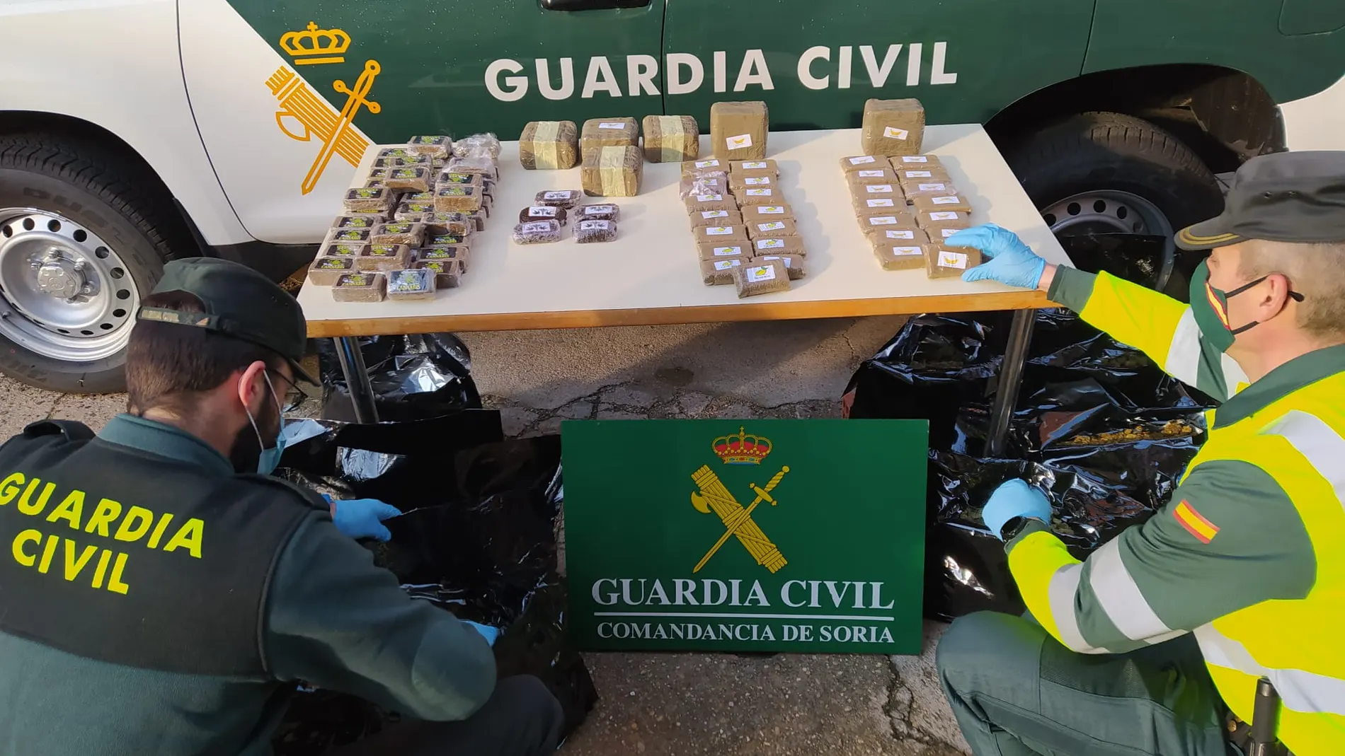 Efectivos de la Guardia Civil con el material incautado