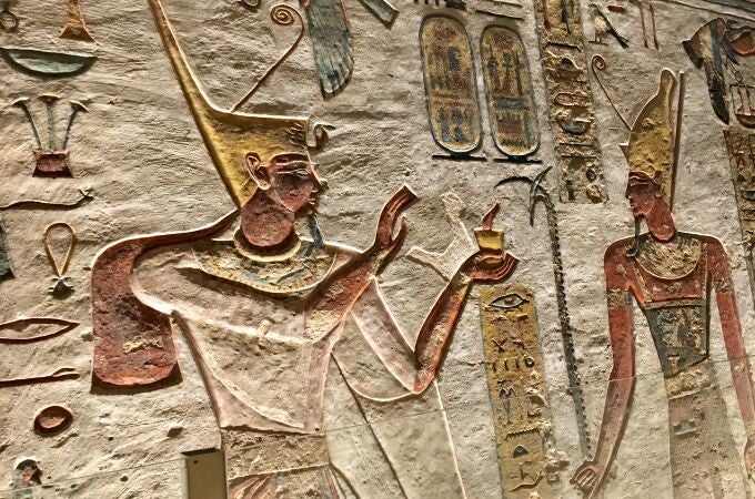 Grabado en la tumba de Ramsés IV. El faraón ofrece incienso al dios Amón. Junto con las esencias perfumadas, el incienso era un bien altamente codiciado por la nobleza del antiguo Egipto.