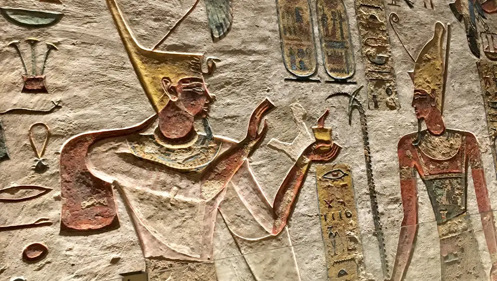 Grabado en la tumba de Ramsés IV. El faraón ofrece incienso al dios Amón. Junto con las esencias perfumadas, el incienso era un bien altamente codiciado por la nobleza del antiguo Egipto.