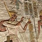 Grabado en la tumba de Ramsés IV. El faraón ofrece incienso al dios Amón. Junto con las esencias perfumadas, el incienso era un bien altamente codiciado por la nobleza del antiguo Egipto.
