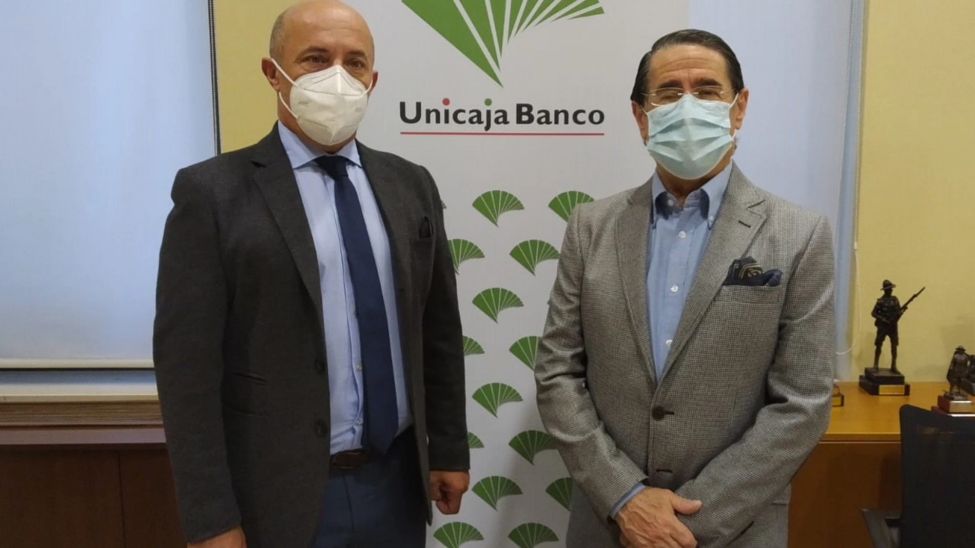 Firma del convenio entre el director de Área de Unicaja Banco en Ronda, Francisco Javier Prieto, y el presidente de Apymer, Francisco Javier Vázquez
