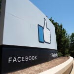 El icónico pulgar hacia arriba de Facebook en Menlo Park, California