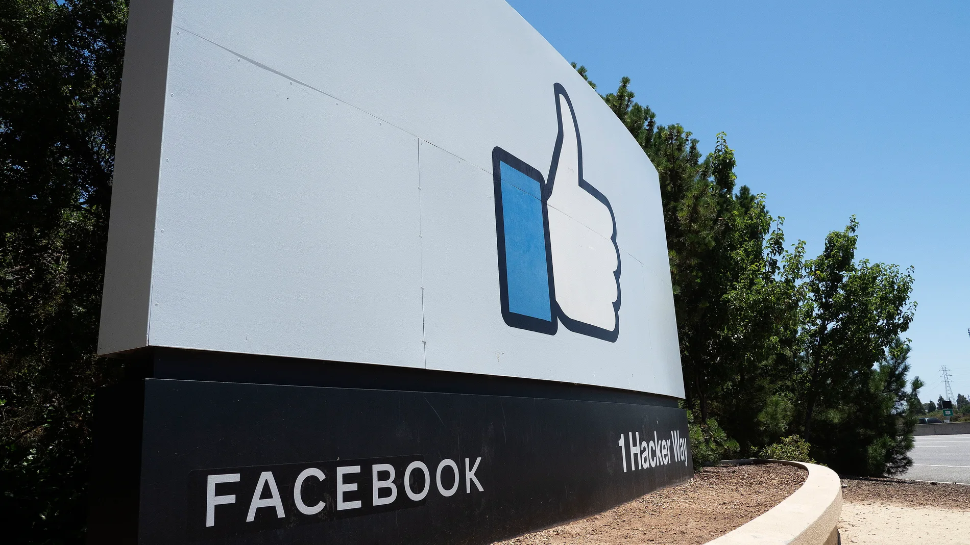 El icónico pulgar hacia arriba de Facebook en Menlo Park, California