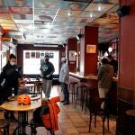 Las Consellerias de Sanidad y Justicia publicaron el pasado miércoles una resolución por la que se autoriza a los locales de ocio nocturno a abrir en horario diurno y a retomar su actividad siempre atendiendo a las restricciones de horarios, aforos y demás vigentes en cada momento, sin que se permita el baile ni el consumo en otros espacios que no sean mesas. En la imagen uno de los locales ya preparado para abrir sus puertas.