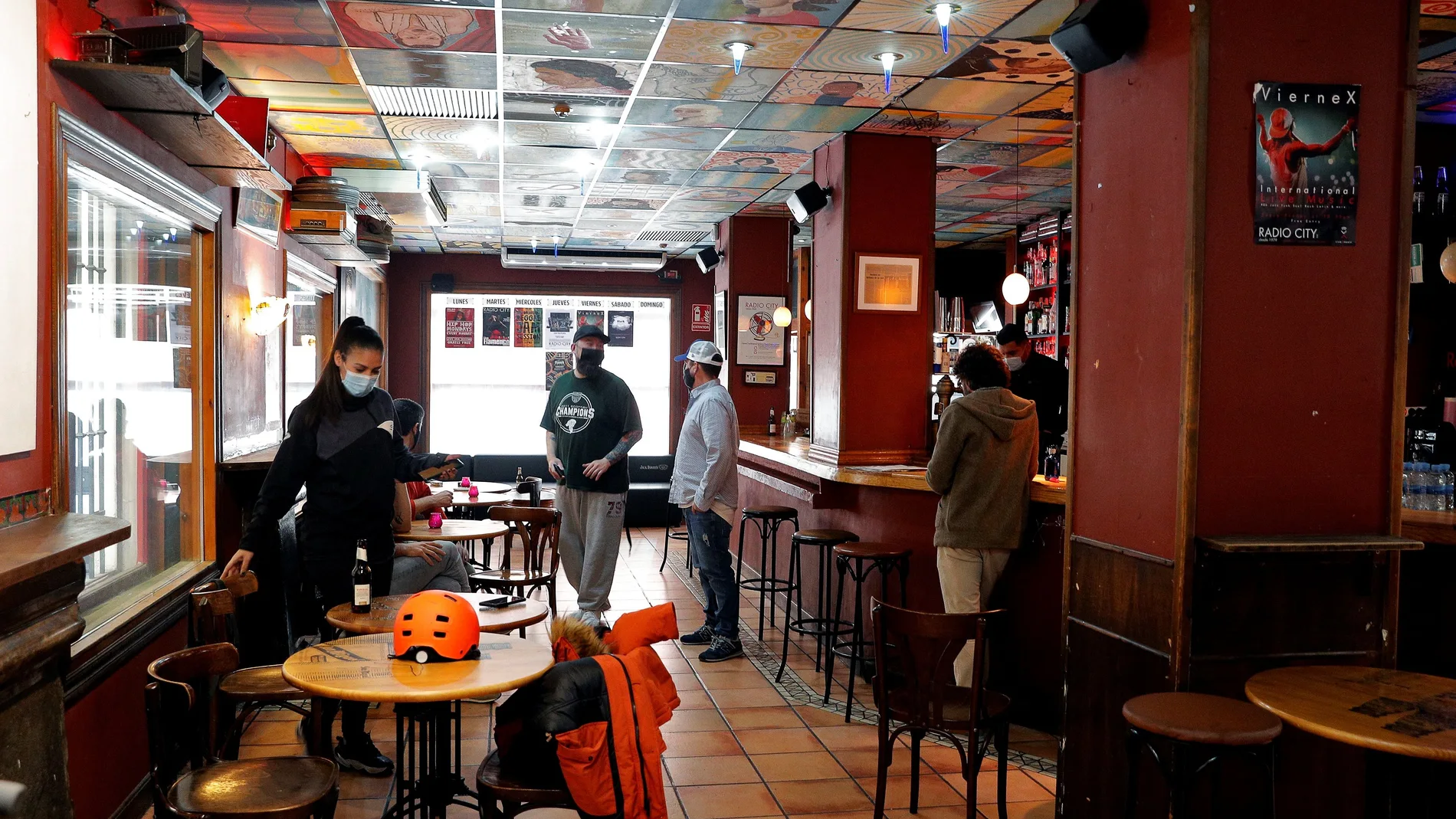 Las Consellerias de Sanidad y Justicia publicaron el pasado miércoles una resolución por la que se autoriza a los locales de ocio nocturno a abrir en horario diurno y a retomar su actividad siempre atendiendo a las restricciones de horarios, aforos y demás vigentes en cada momento, sin que se permita el baile ni el consumo en otros espacios que no sean mesas. En la imagen uno de los locales ya preparado para abrir sus puertas.