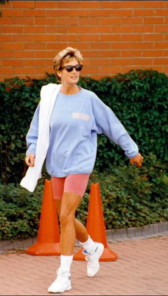 Lady Di saliendo del gimnasio con sudadera.