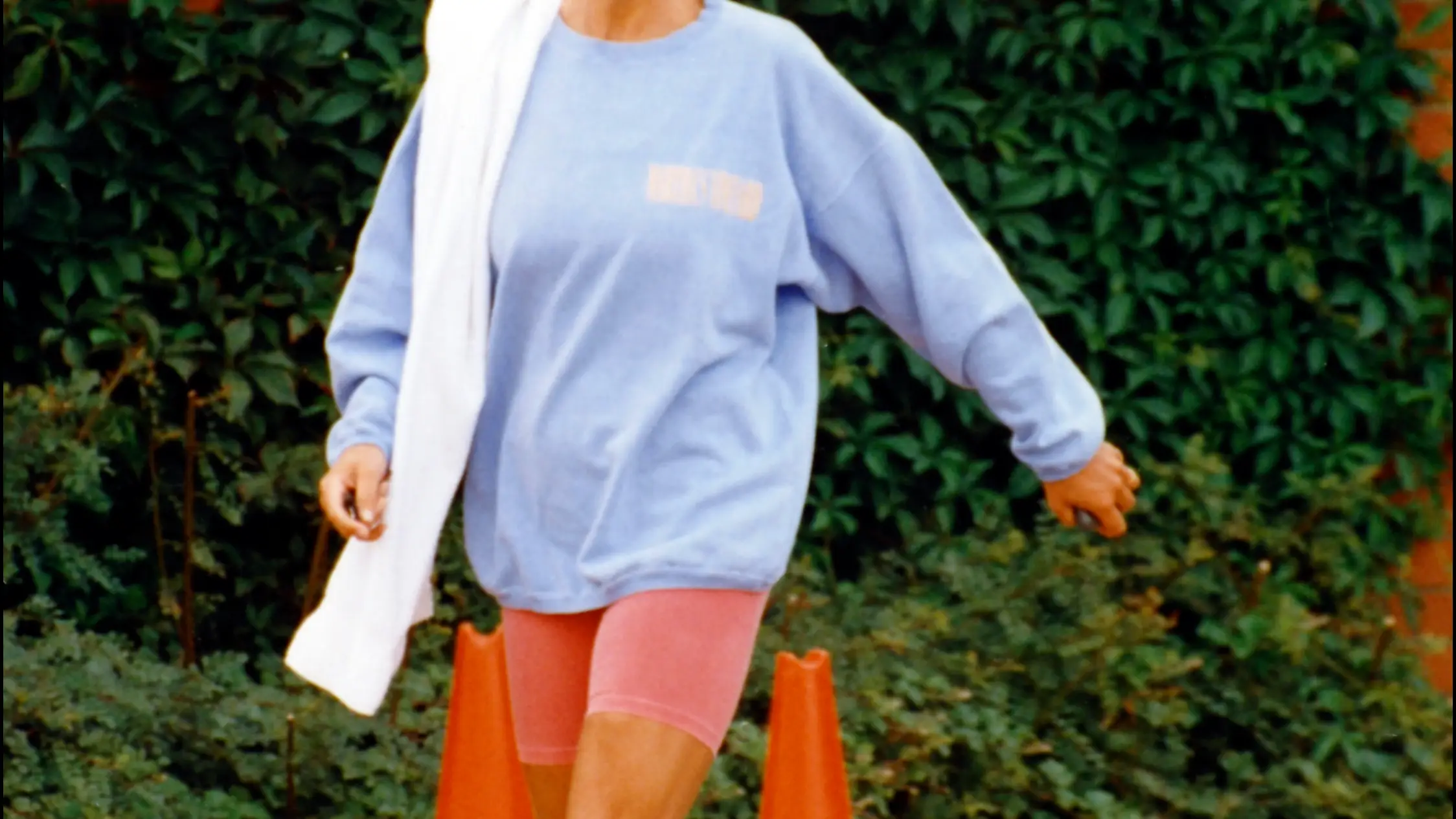 Lady Di saliendo del gimnasio con sudadera.