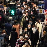 Tokyo (Japan), 10/12/2020.- Pedestrians walk toward Shinjuku railway station in Tokyo, Japan, 10 December 2020. The number of new coronavirus cases in Tokyo have topped 600 in a day for the first time. (Japón, Tokio) EFE/EPA/KIMIMASA MAYAMA