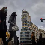 Personas con mascarillas en las calles del centro de Madrid