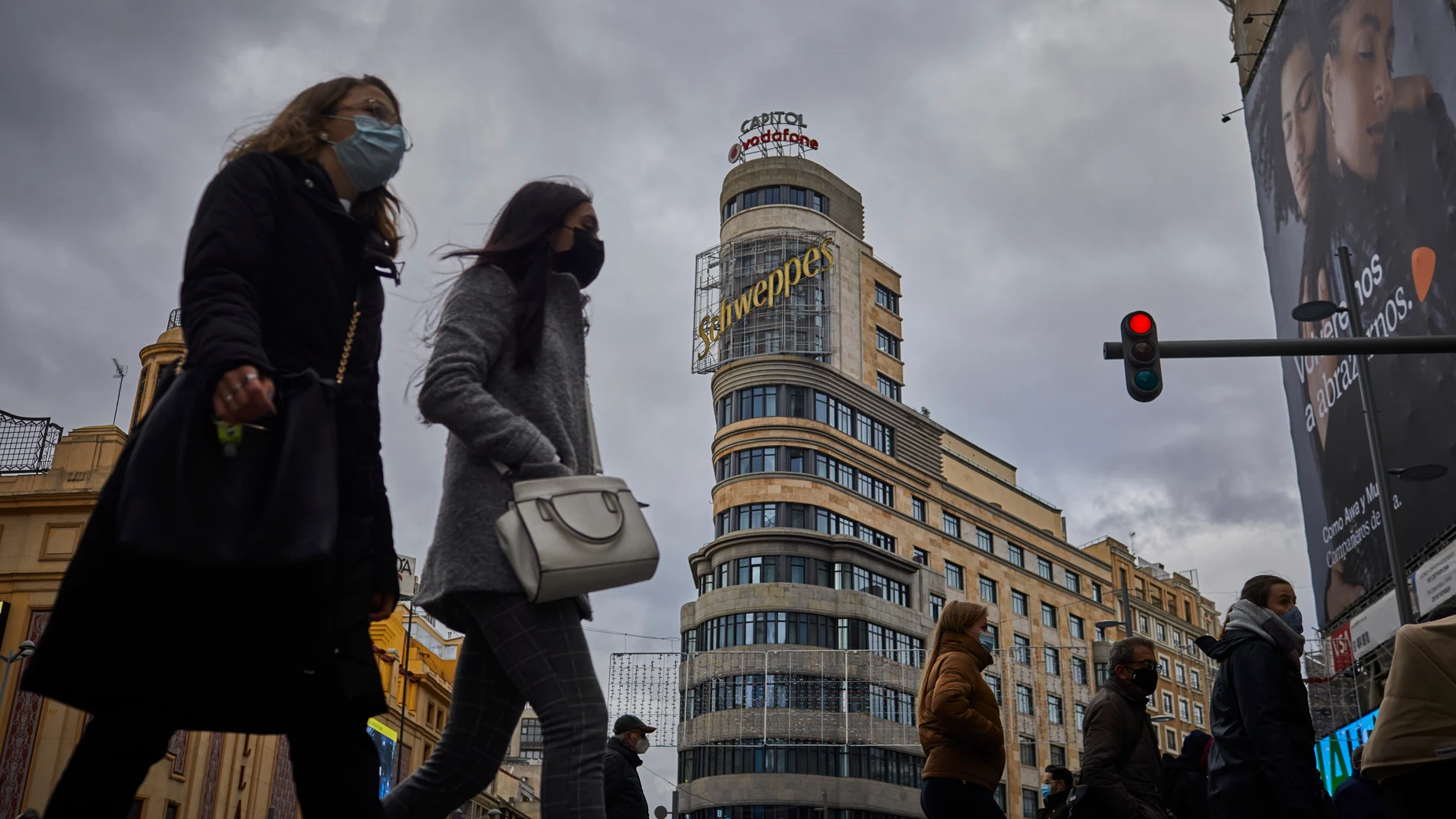 Personas con mascarillas en las calles del centro de Madrid