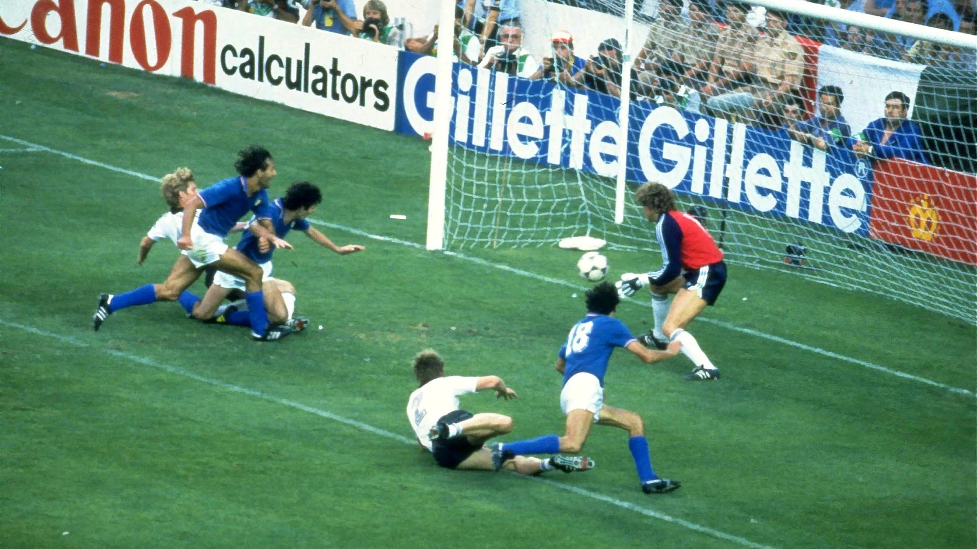 El gol de Paolo Rossi en el Santiago Bernabéu en la final del Mundial de 1982 que Italia ganó a Alemania (3-1)