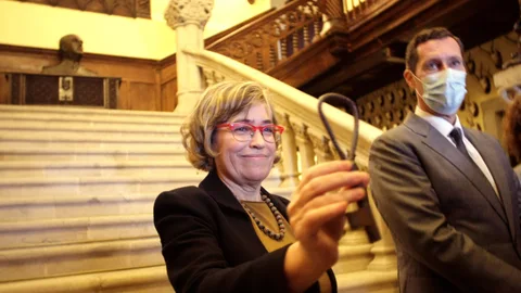 Consuelo Castro, abogada del Estado, muestra en el vestíbulo la llave que abre el portón de la finca de Meirás