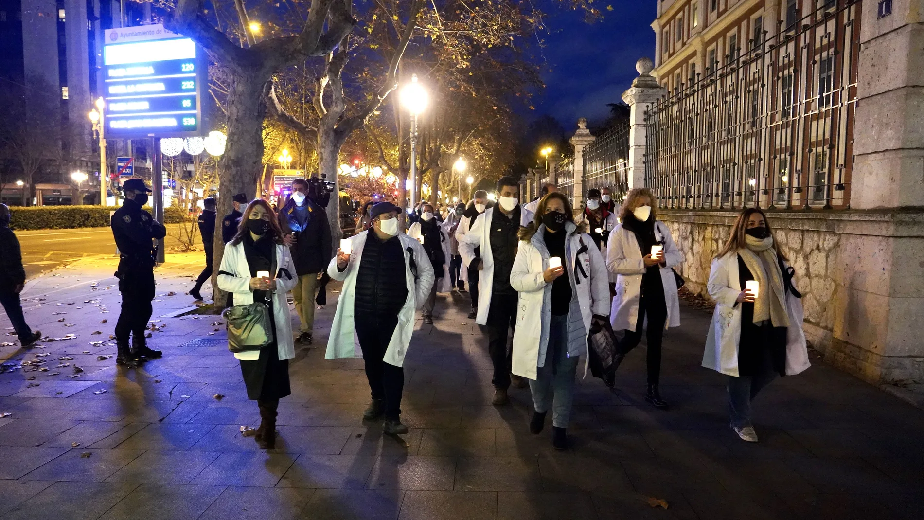 Los representantes de los trabajadores en la Mesa Sectorial de Sanidad celebran una marcha silenciosa y simbólica con velas a modo de duelo por el sector en Castilla y León.