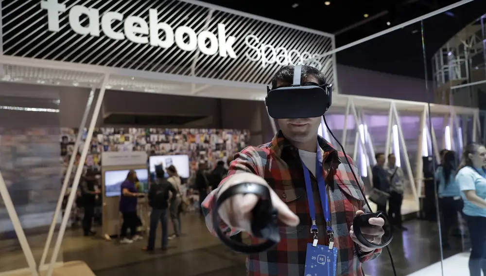 Una persona prueba las gafas de realidad virtual Oculus Go.