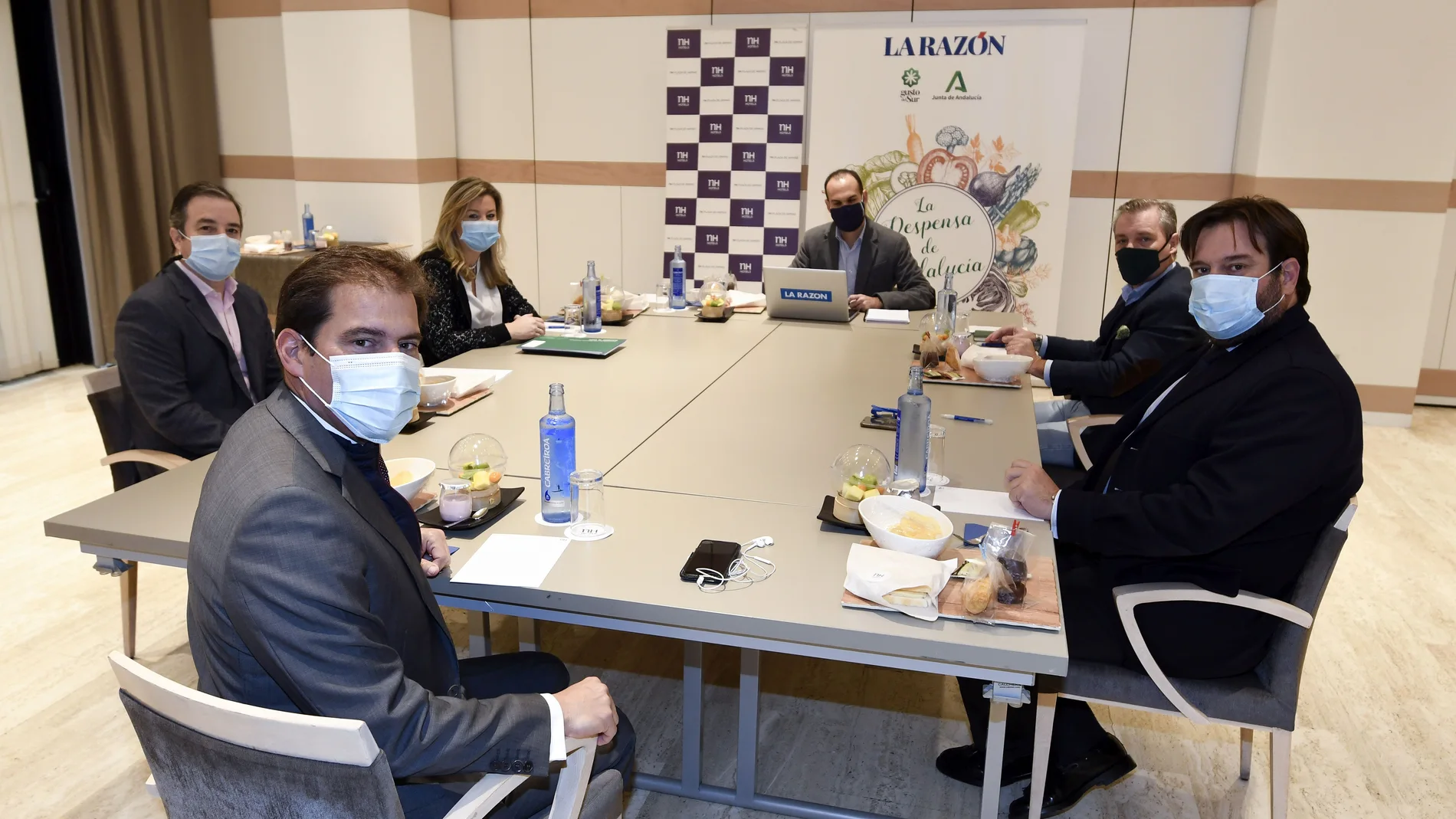 En primer plano, Antonio J. Gallego, director comercial del Grupo Migasa. A la izquierda, Jaime Martínez-Conradi, director general de Cooperativas Agro-alimentarias de Andalucía, y Cristina de Toro, directora general de Industria, Innovación y Cadena Agroalimentaria. A la derecha, Manuel Alfonso Torres, vicepresidente de Almazaras de España-Infaoliva, y José Manuel Bajo, secretario ejecutivo de la Sectorial Nacional del Aceite de Oliva