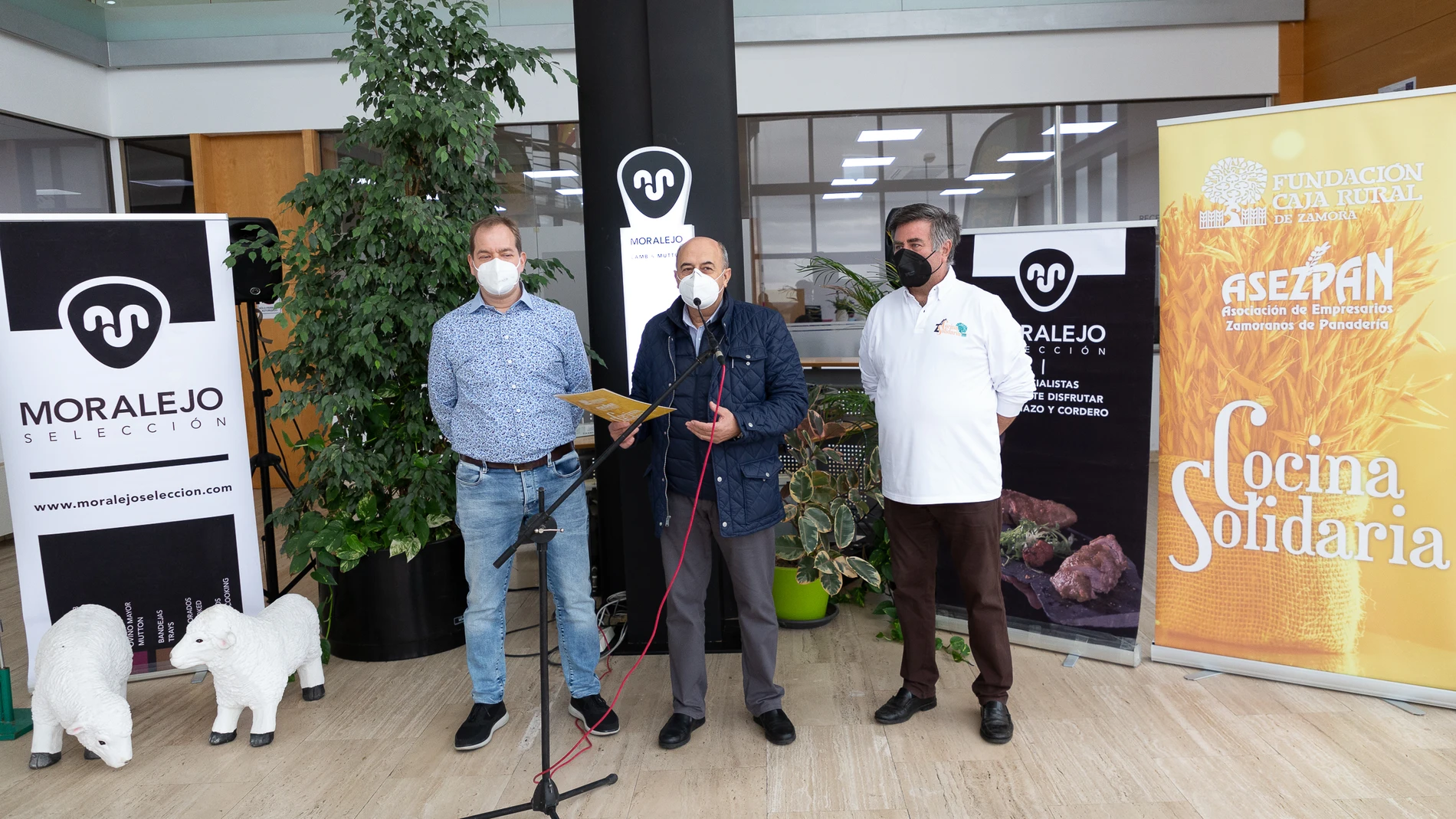 Moralejo Selección hace una entrega de sus productos para la celebración de la Navidad por parte de la Cocina Solidaria