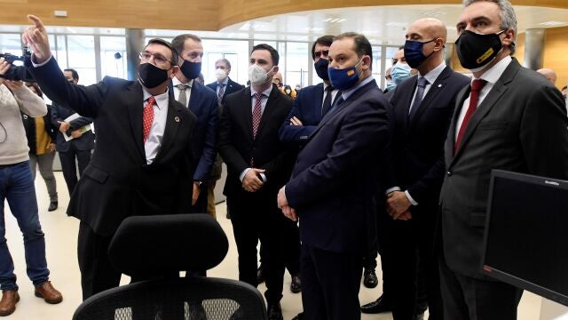 El ministro de Transportes, Movilidad y Agenda Urbana, José Luis Ábalos (c) durante la inauguración del Centro de Regulación de Circulación (CRC) de León, que controlará el tráfico ferroviario