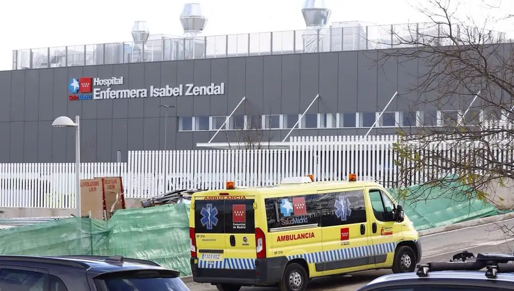Imagen de la ambulancia que ha trasladado al primer paciente