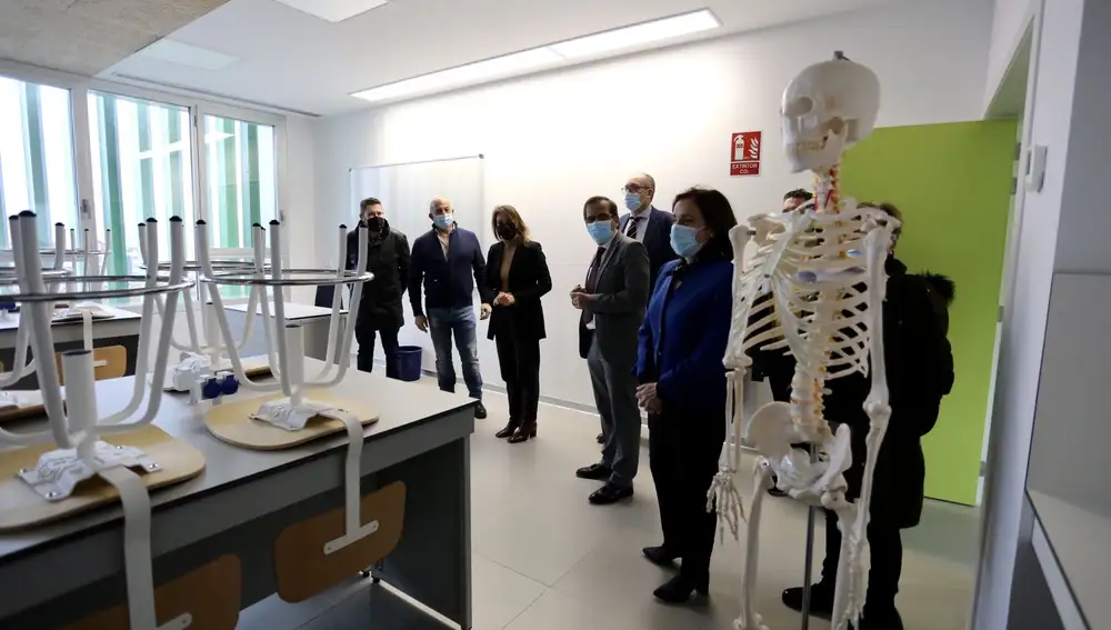 la consejera de educación, Rocío Lucas, visita el centro educativo de La Cistérniga