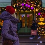 En la imagen, una mujer observa un escaparate de Navidad.