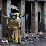 Los bomberos supervisan las tareas de desescombro y demolición de la nave ocupada de Badalona (Barcelona) donde un incendio ha dejado tres muertos comienzan con el temor a hallar más cadáveres entre los restos, mientras se investigan las causas del fuego y del abandono del recinto
