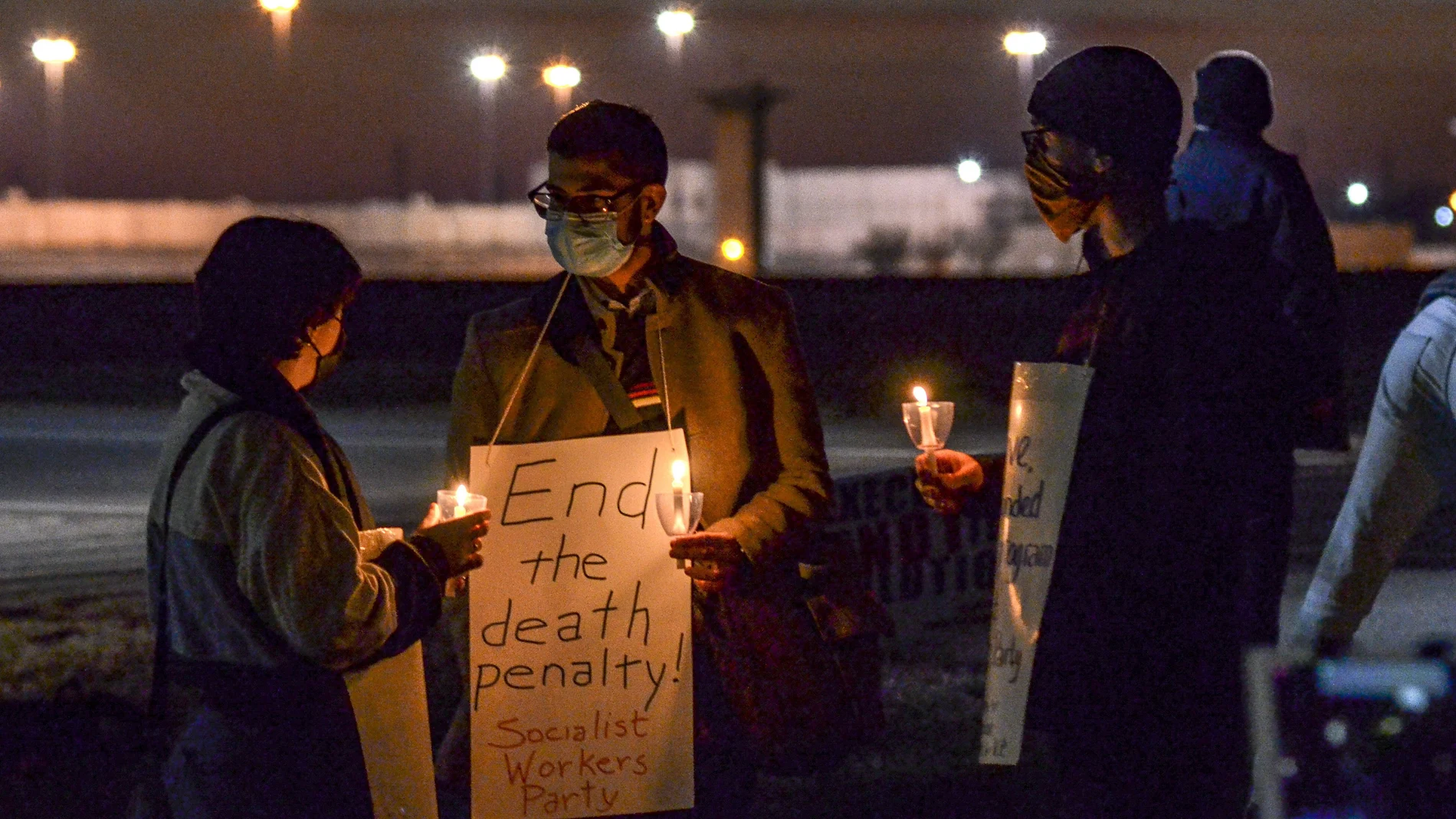 Activistas contrarios a la pena de muerte en la prisión de Terre Haute