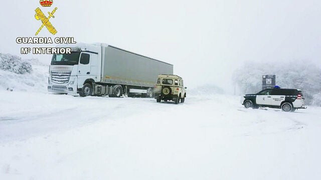 Imagen del camión atrapado por la nieve en Foncebadón (León)
