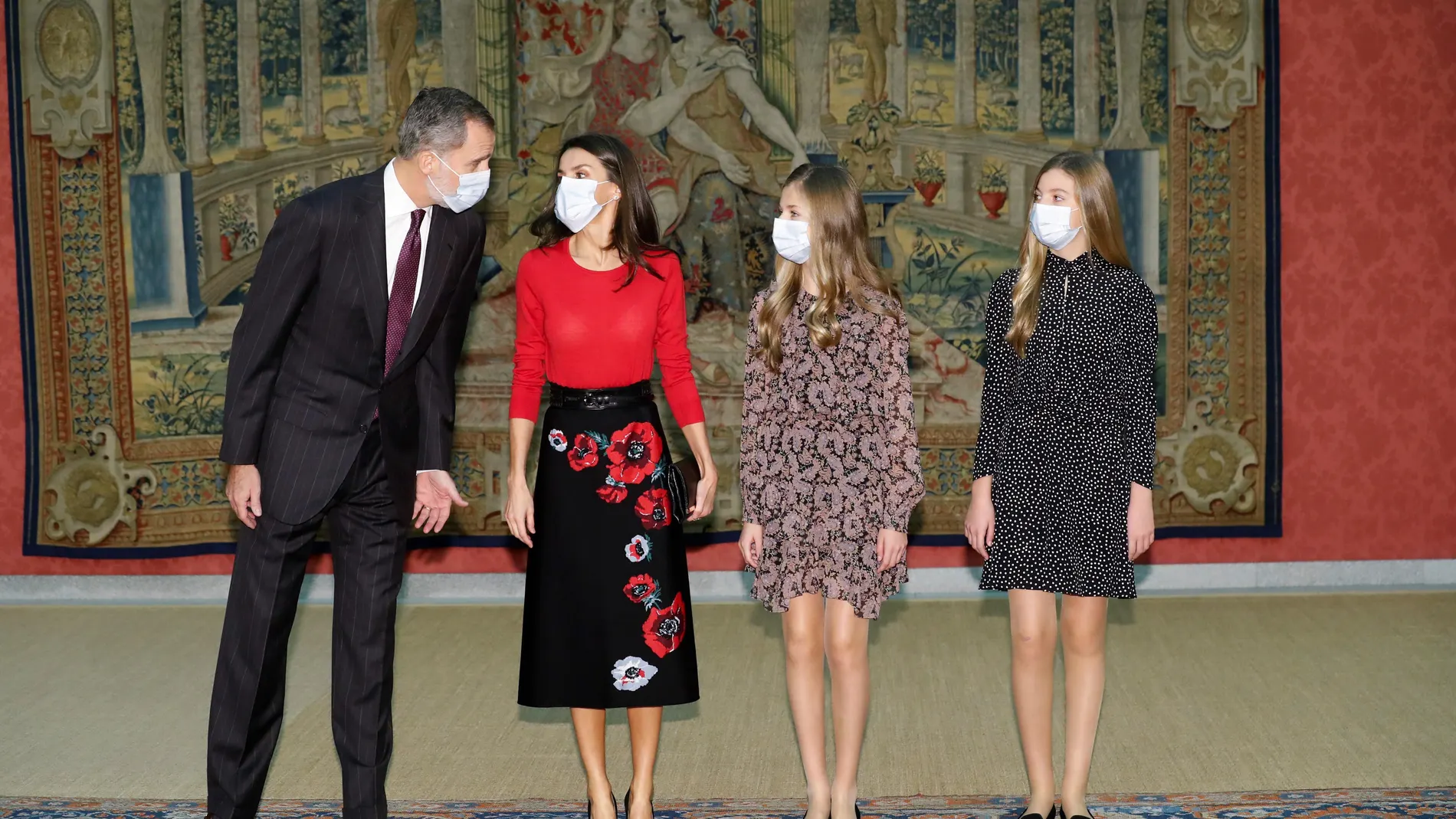 Felipe VI y la Reina Letizia con sus hijas antes de presidir la reunión del patronato de la Fundación Princesa de Girona