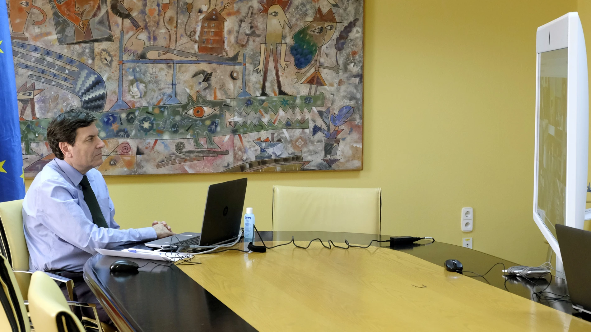 El consejero de Economía y Hacienda, Carlos Fernández Carriedo, durante una sesión de trabajo en su despacho