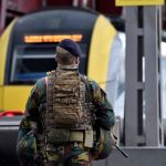 Las autoridades belgas buscan a los cuatro hombres que amenazaron con volar un vagón