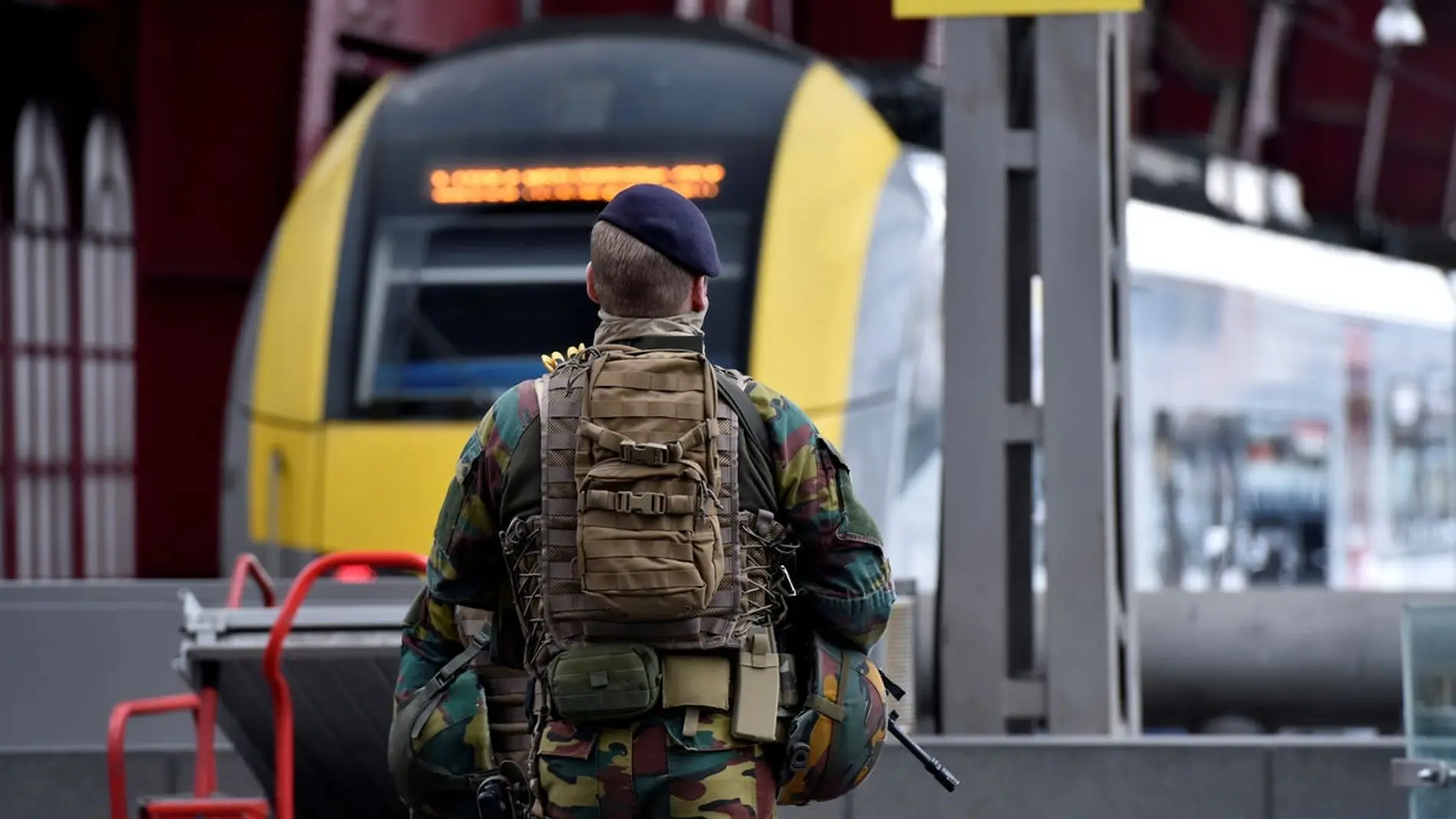 Las autoridades belgas buscan a los cuatro hombres que amenazaron con volar un vagón