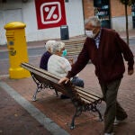 Varias personas mayores en el barrio madrileño de Villa de Vallecas (Madrid)