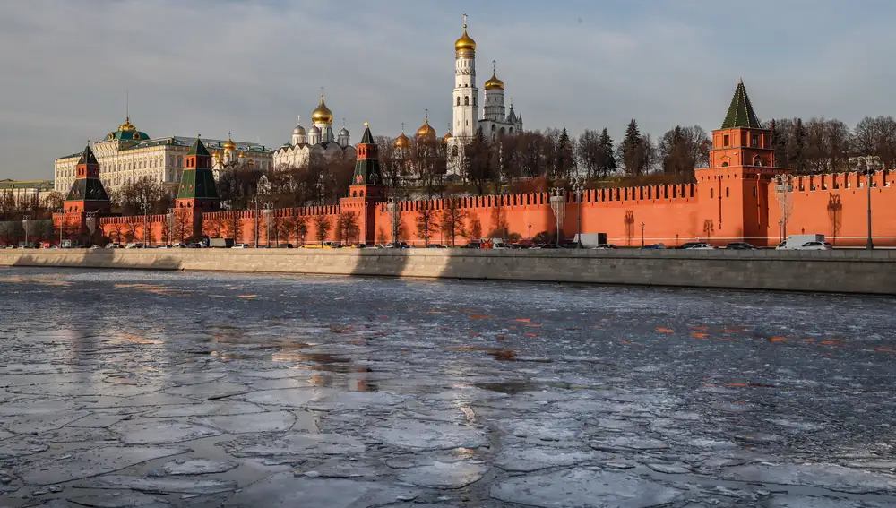 El río Moscova congelado, frente al actual Kremlin de Moscú. La que hoy hace de residencia para el mandatario ruso fue construida sobre el palacio donde Iván el Terrible fue enterrado durante su infancia.