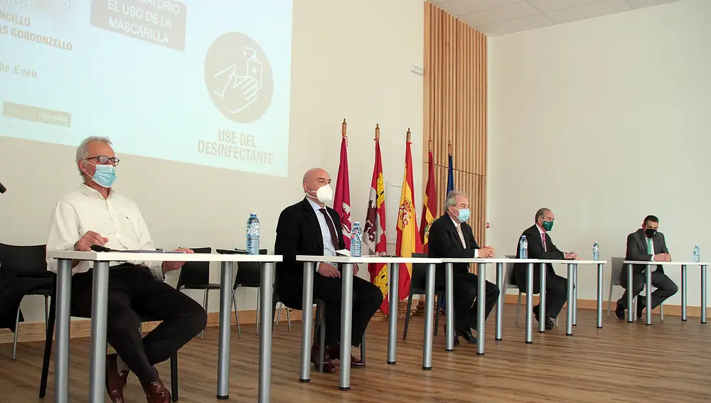 Peio García / ICAL . El consejero de Agricultura, Ganadería y Desarrollo Rural, Jesús Julio Carnero, asiste al acto de celebración del 25 aniversario de Bodegas Gordonzello