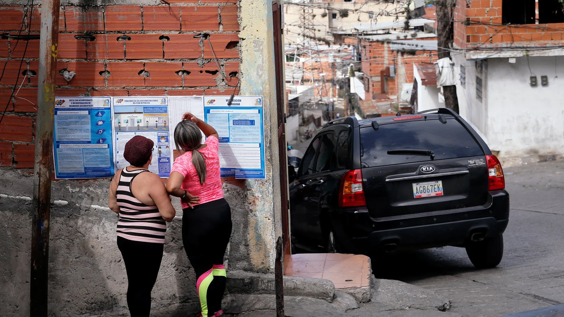 Dos mujeres se buscan en las listas para votar en la farsa de Maduro del domingo en Caracas
