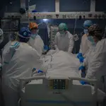 Trabajadores sanitarios protegidos atienden a un paciente en la Unidad de Cuidados Intensivos –UCI- del Hospital del Mar, en Barcelona, Catalunya (España), el pasado 19 de noviembre