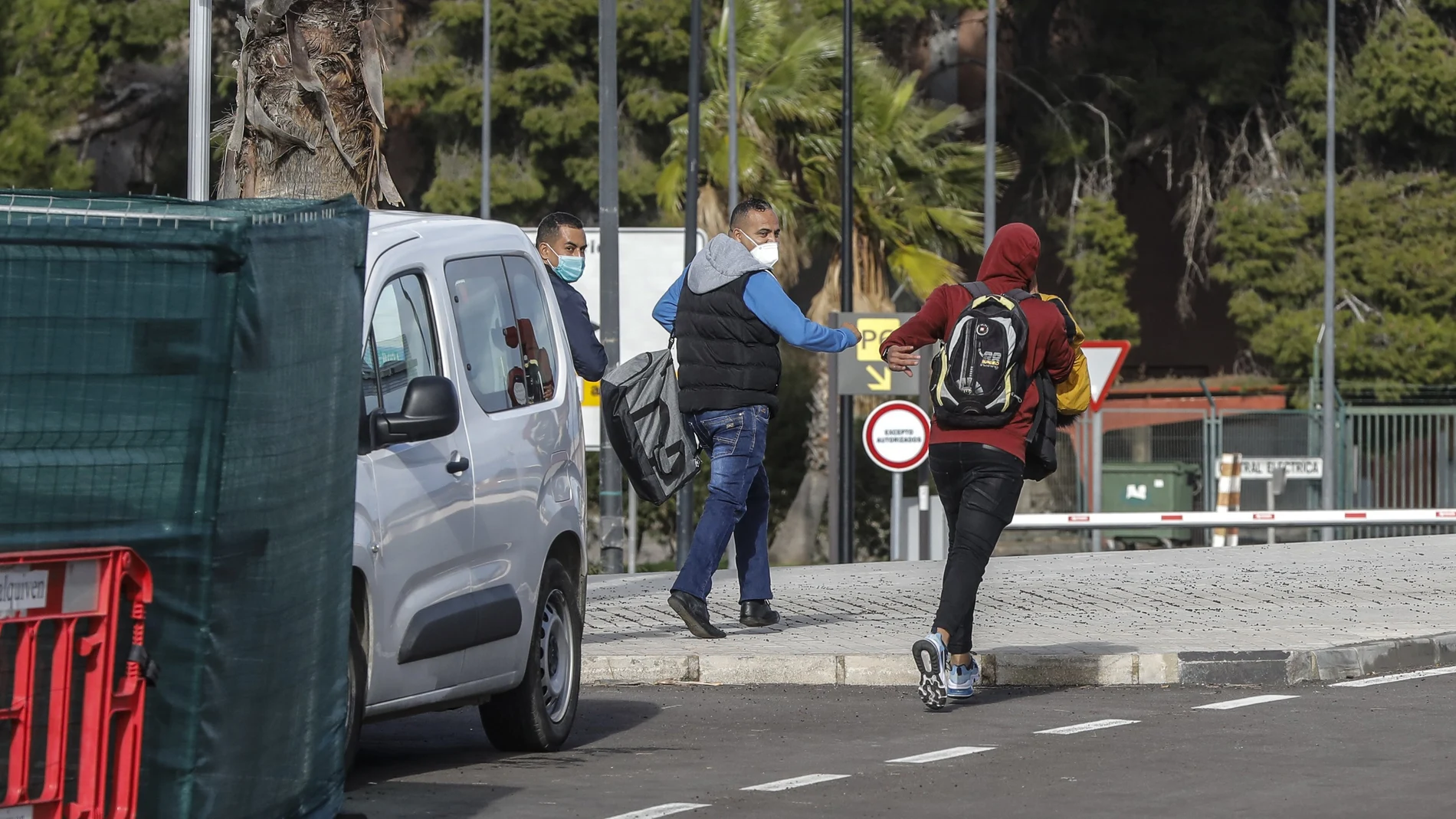 Tres inmigrantes abandonan el aeropuerto de Manises, en Valencia, Comunidad Valenciana. Los inmigrante llegaron ayer en un vuelo procedente de Lanzarote y con destino Valencia que aterrizó a las 12.35 horas. El avión transportaba en total a siete inmigrantes.